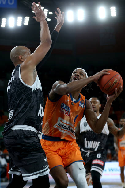 他常常被球 他常常被球